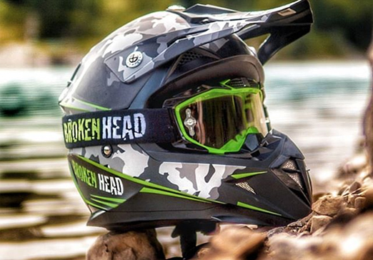 Auswahl verschiedener Motorradhelme bei Helme Mädl